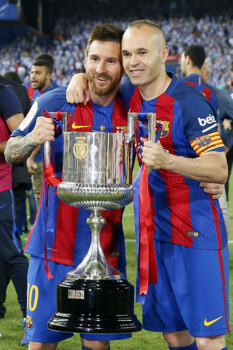 Los jugadores del Barcelona Andrés Iniesta, a la derecha, y Lionel Messi posan con el trofeo tras vencer al Deportivo Alavés en la final de la Copa del Rey disputada ayer en el estadio Vicente Calderón, en Madrid.