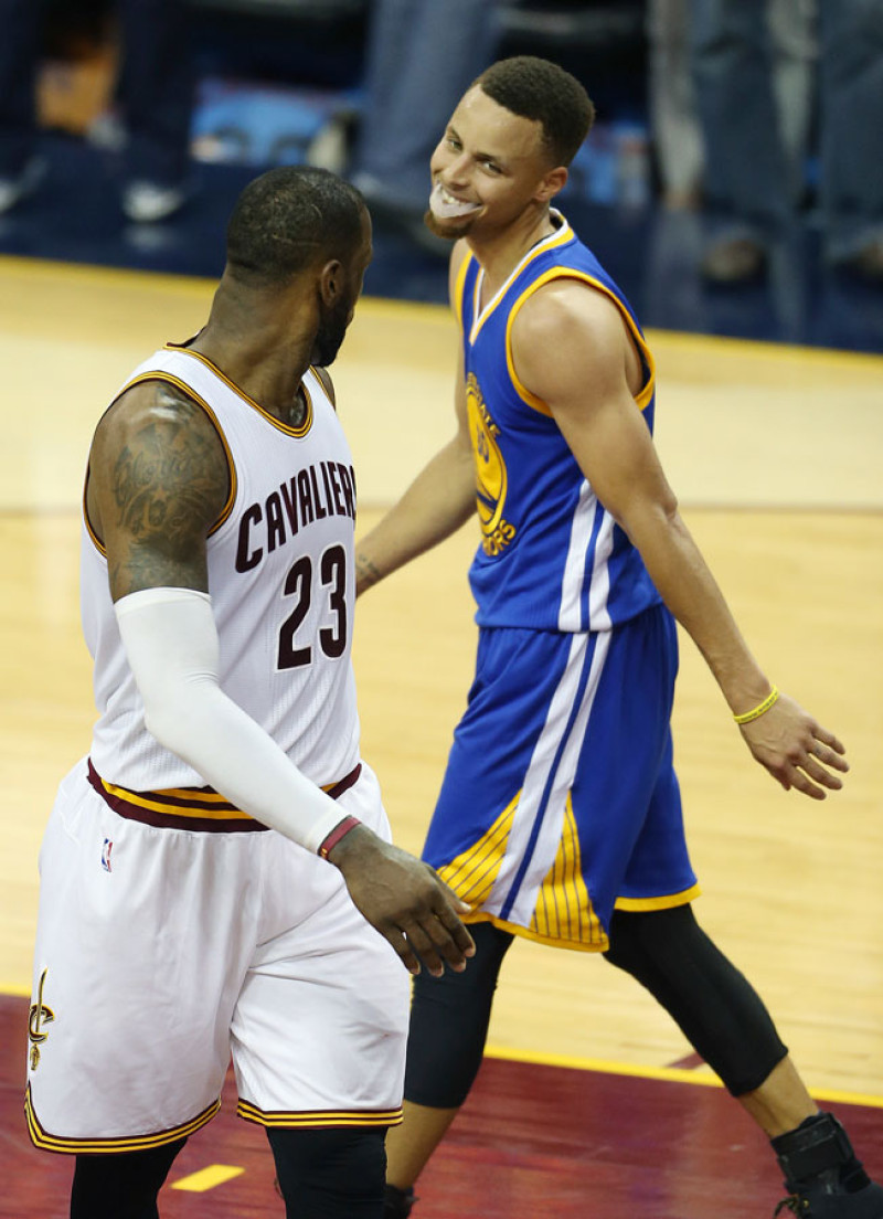 LeBron James, de Cleveland, y Stephen Curry, de Golden State, intercambian miradas en el sexto partido de la serie final del año pasado.