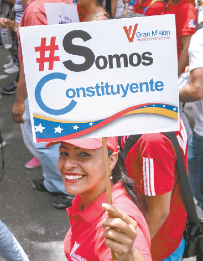 Bandera. Manifestantes de Maduro protestaron en Caracas.