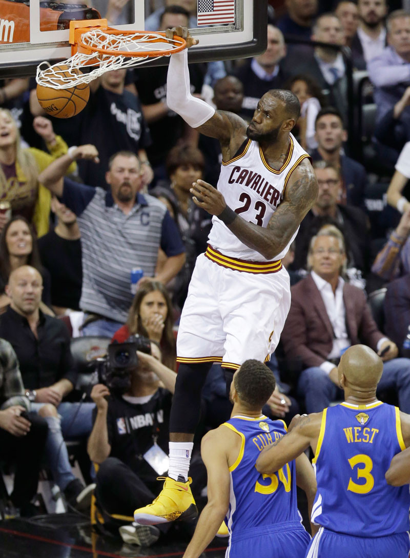 DESTACADO. LeBron James, de los Cavaliers de Cleveland, ejecuta un donqueo durante el partido de anoche frente los Warriors de Golden State en las finales de la NBA.
