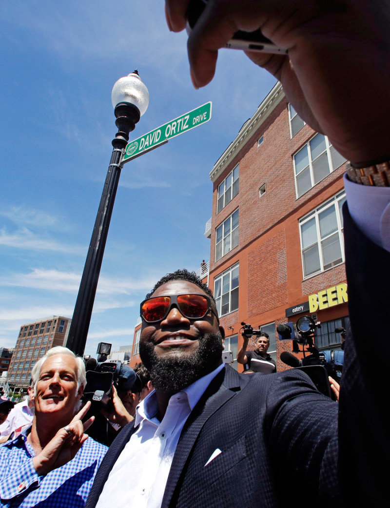 David Ortiz se realiza un selfie junto al alcalde Malty Walsh previo a la ceremonia donde se le colocó el nombre de una calle en su honor.