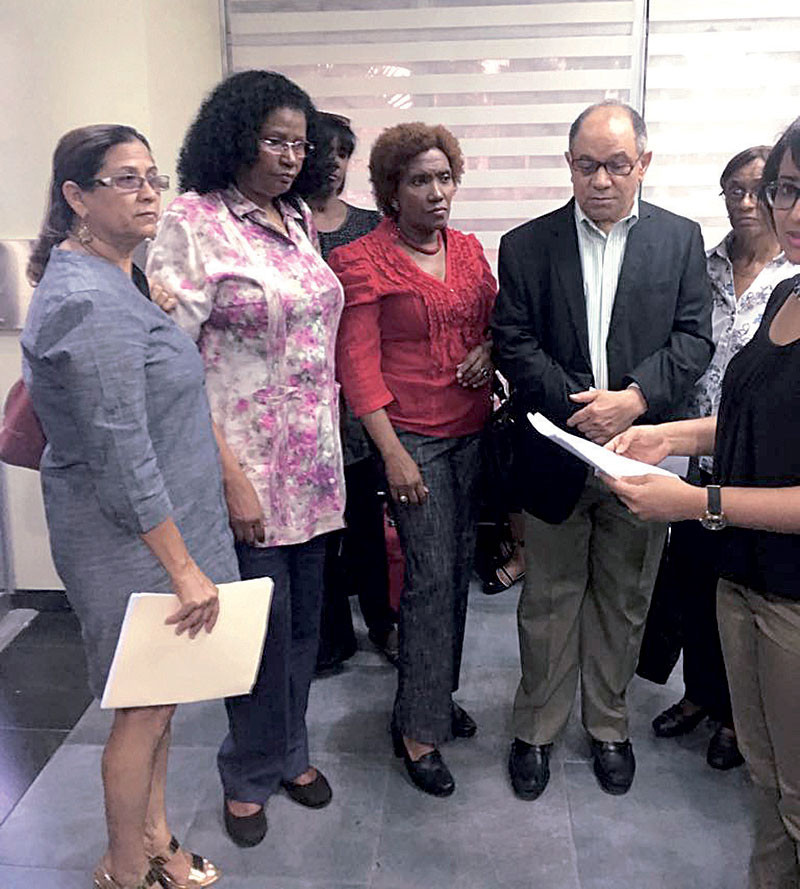 Entrega. Rafael -Pepe- Abreu, junto a líderes femeninas del gremio depositan la solicitud en la Cámara de Diputados.