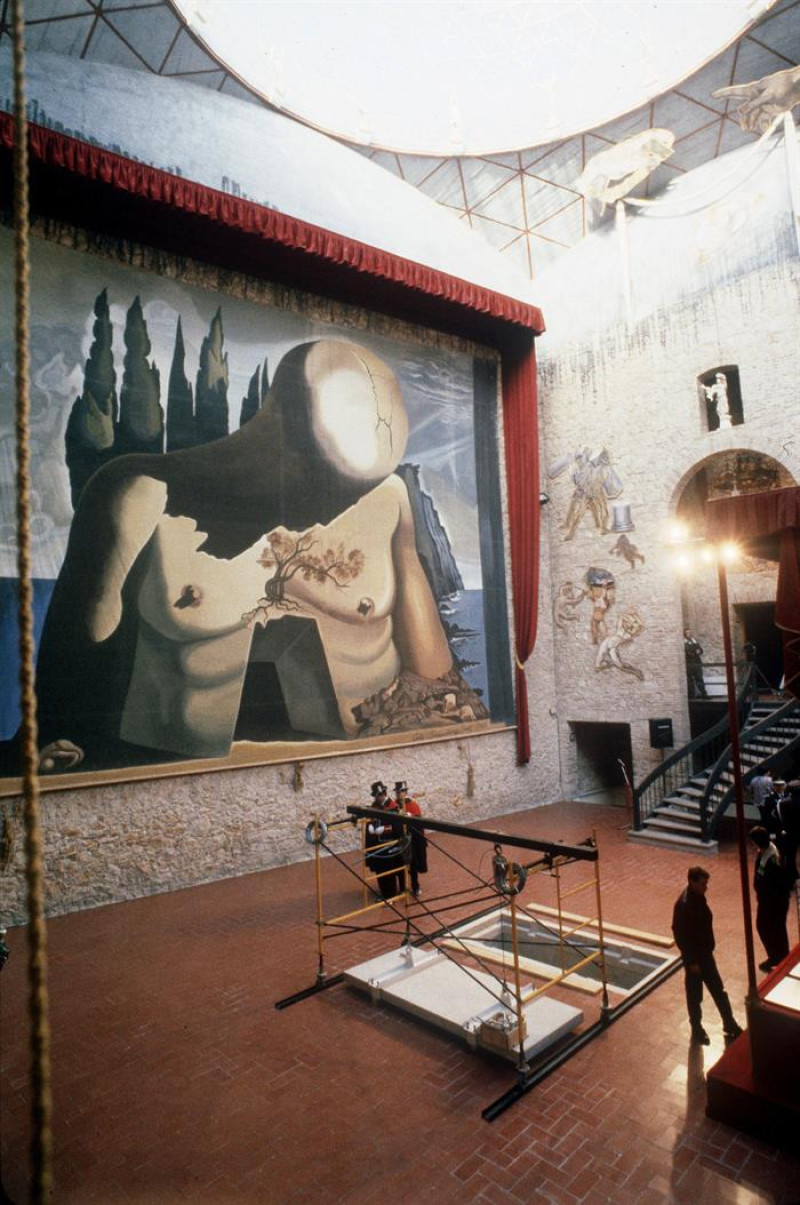 Foto de archivo, datada el 25 de enero de 1989, de los preparativos para el entierro de Salvador Dalí, en el Museo Teatro de Figueras.