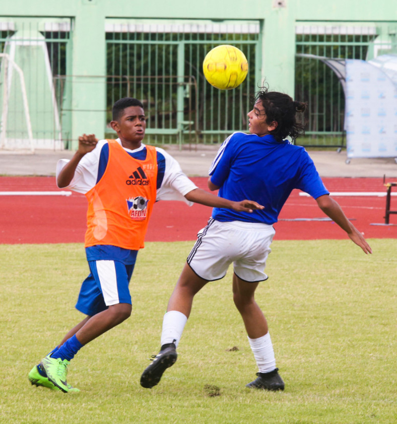 Partido. SUn momento de acción de uno de los encuentros del torneo de la Liga Nacional de Fútbol Infantil.