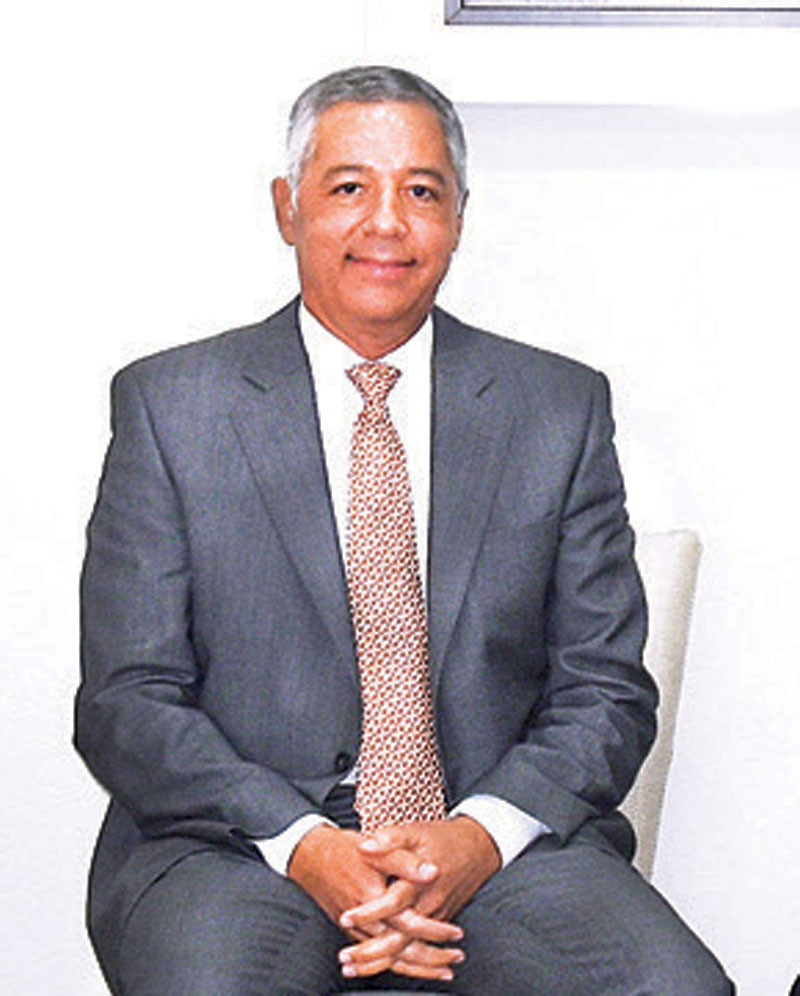 Donald Guerrero. Ministro de Hacienda.