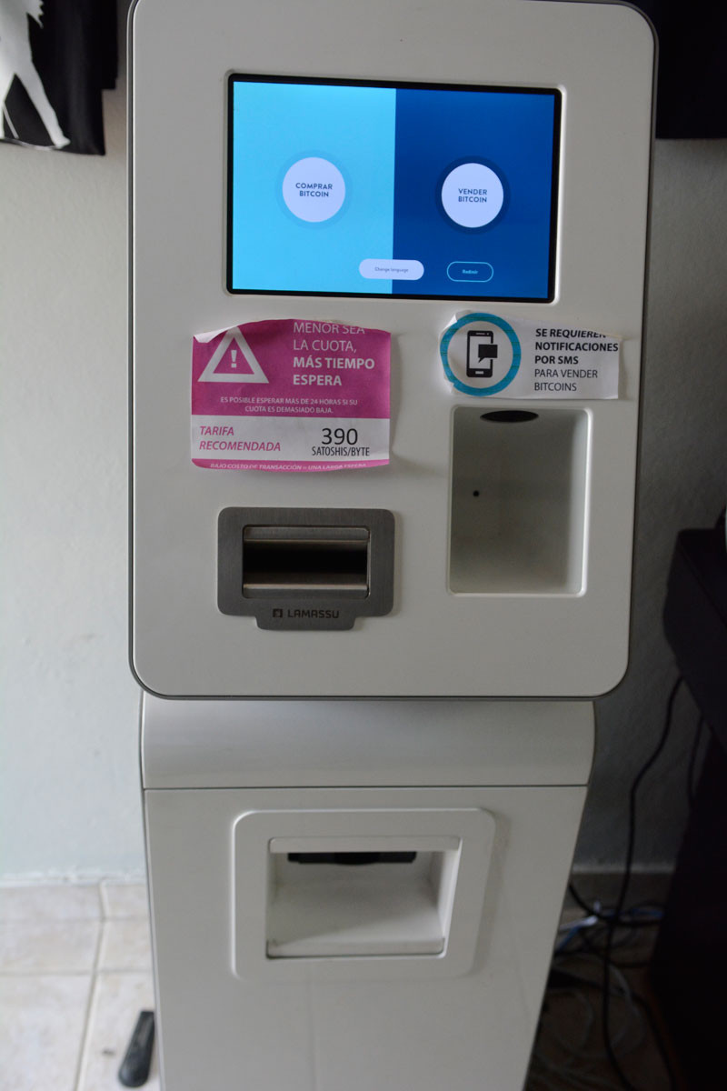 Cajero automático. La máquina se encuentra en una plaza comercial de la Capital dominicana.