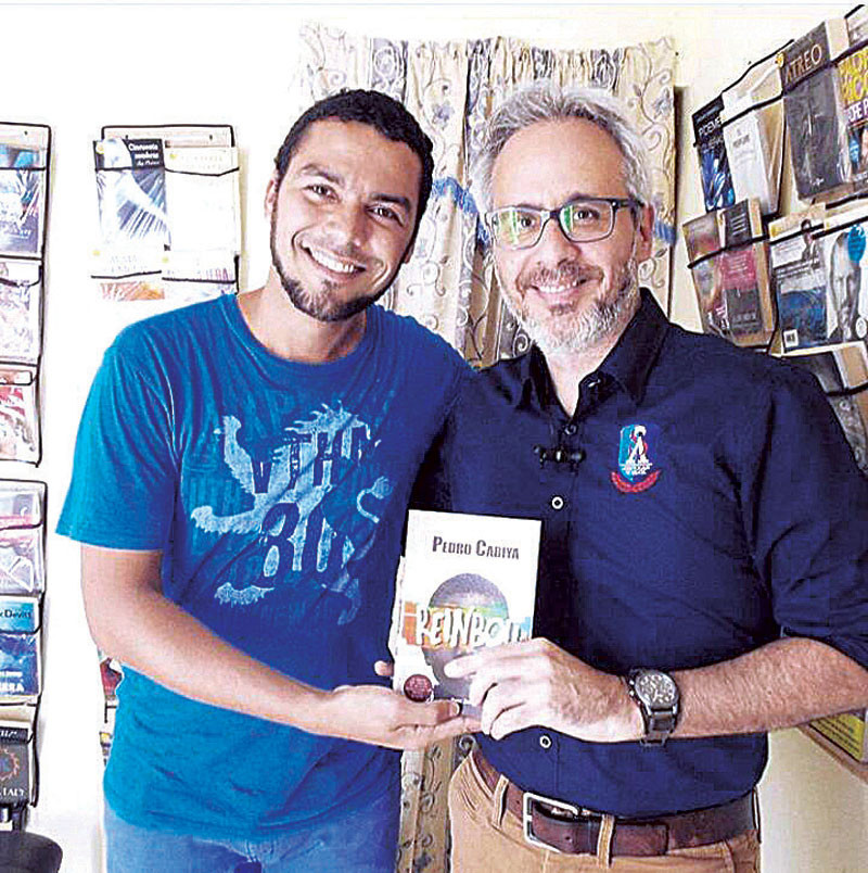 RECIBE APOYO DE AUTOR DE LIBRO Freddy Toros ha recibido apoyo de varios escritores, como el puertorriqueño Pedro Cabiya, autor del libro Reinbou.