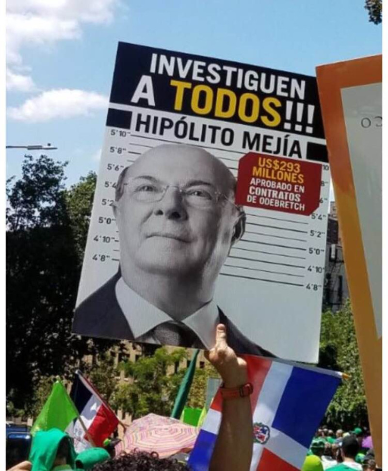 El cartel con la foto de Hipólito Mejía que llamó ayer la atención.