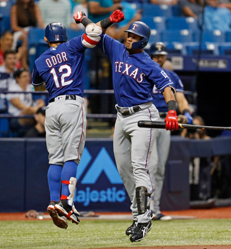 Rougned Odor y Carlos Gómez, de los Rangers de Texas, celebran luego de un jonrón del primero en el partido de ayer contra los Rays de Tampa Bay.