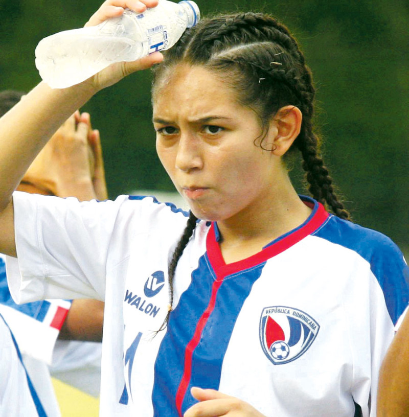 Alyssa Jazmine Oviedo, de República Dominicana, trata de mitigar el sofocante calor, luego de finalizado el partido que las criollas ganaron un gol por cero a Puerto Rico y que le dio la clasificación invicto a la siguiente ronda de las eliminatorias de la zona B.