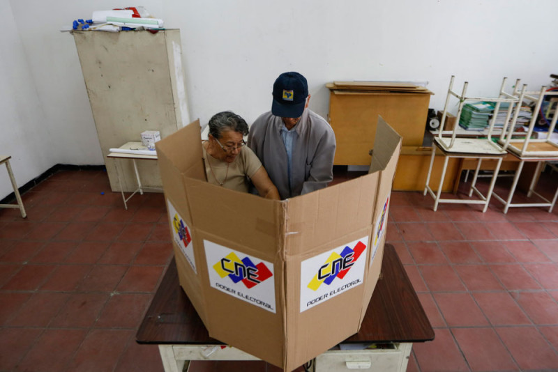 Elecciones. Ciudadanos votan en las elecciones de la Asamblea Nacional Constituyente ayer domingo en Caracas, Venezuela.