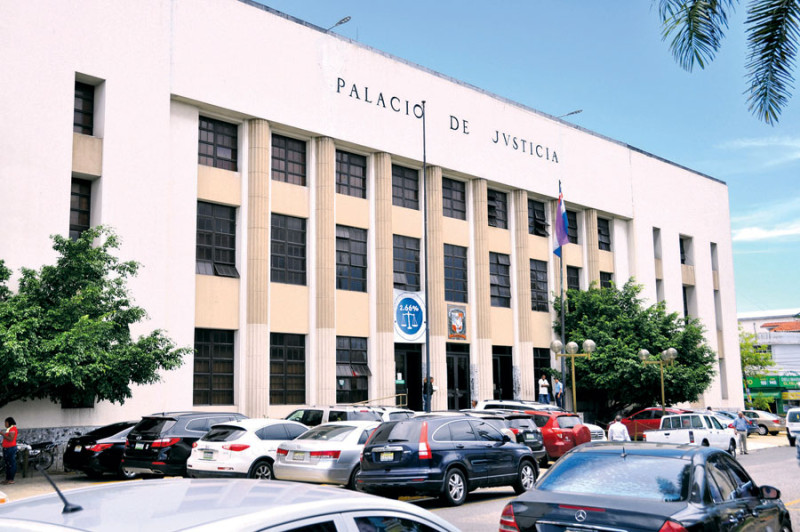 Edificio. El Palacio de Justicia del Distrito Nacional, que aloja la Fiscalía el Juzgado de Atención Permanente de esa jurisdicción, donde se imponen las medidas de coerción y otros tribunales y departamentos.