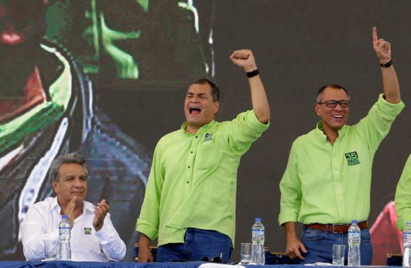 Aliados. En esta foto del primero de octubre de 2016, desde la izquierda, el entonces candidato Lenín Moreno, el presidente Rafael Correa y el vicepresidente Jorge Glas, cantan durante la convención de Alianza País.