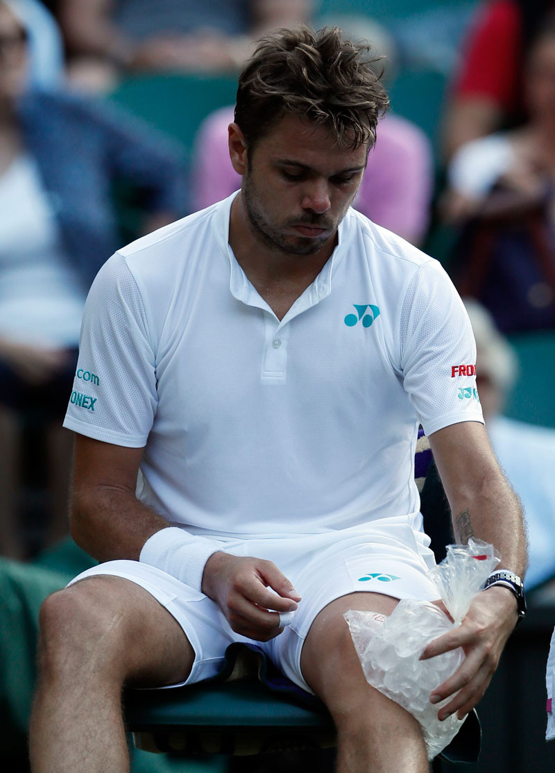 Stan Wawrinka tuvo problemas con la rodilla izquierda en la primera ronda en Wimbledon.
