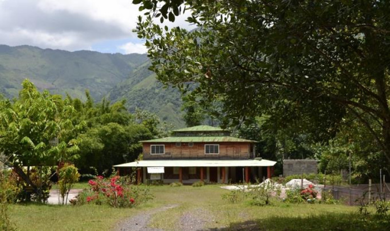 El complejo ecoturístico se encuentra en el paraje El Cruce de Blanco, en el sector Hoyo del Pino. Para llegar, basta con tomar la carretera Los Quemados-Río Blanco y doblar a la derecha en la bifurcación que se forma en el Cruce de Blanco. © Yaniris López