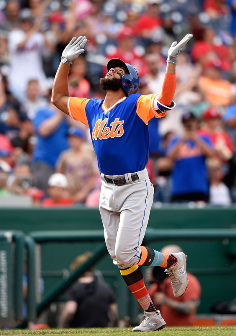 Amed Rosario, de los Mets, mira al cielo antes de completar el recorrido de las bases tras dar su oportuno cuadrangular.