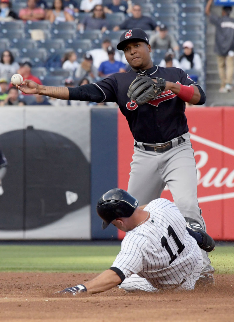 El dominicano José Ramírez, de los Indios de Cleveland, trata de completar una doble matanza en el primero de dos partidos ante los Yankees.
