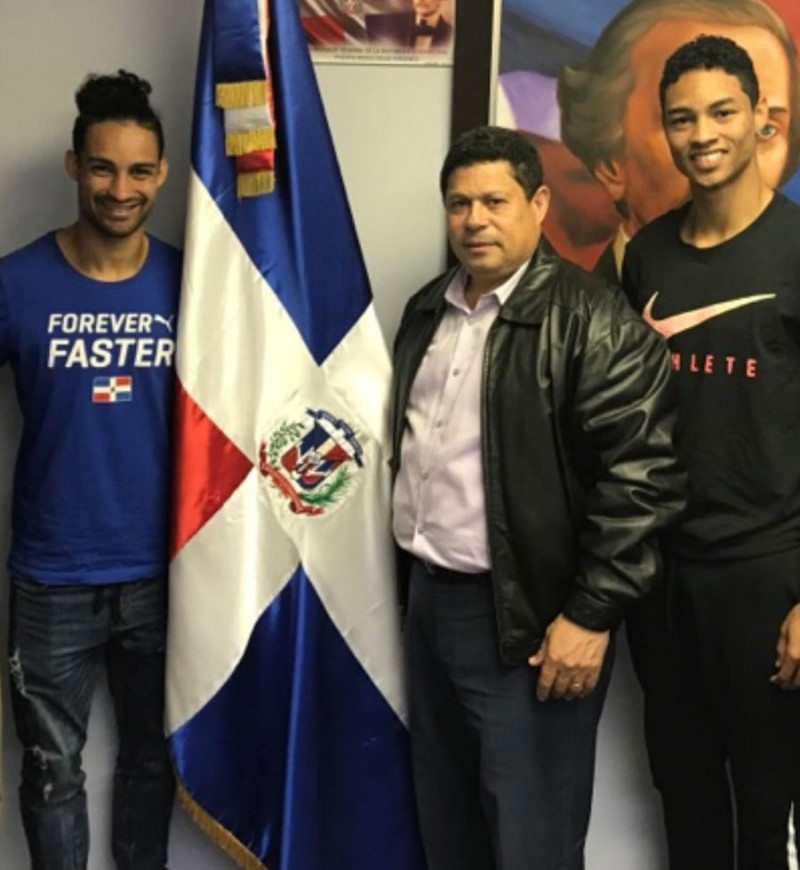 El consul dominicano en Puerto Rico Franklin Grullón comparte con los hermanos Santos, Luguelín y Juander.