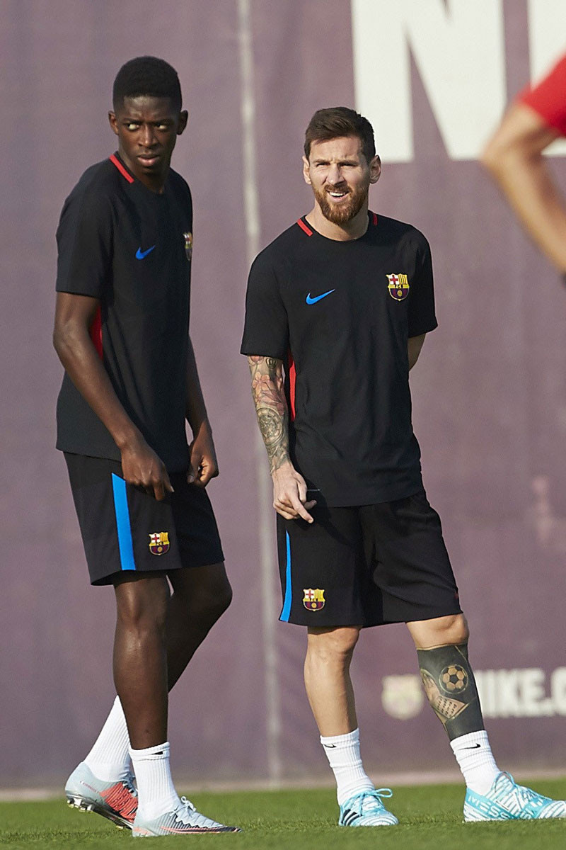 El delantero del Barcelona, el francés Ousmane Dembélé y el argentino Leo Messi durante el entrenamiento en la ciudad deportiva Joan Gamper.
