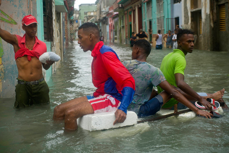 Inundaciones. Residente improvisaron flotadores para desplazarse por las calles de La Habana, en Cuba.