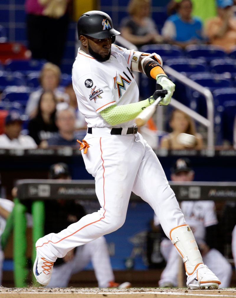 Marcell Ozuna, de los Marlins de Miami, conecta uno de los cuatro hits que logró en el partido de anoche frente a los Mets de Nueva York.