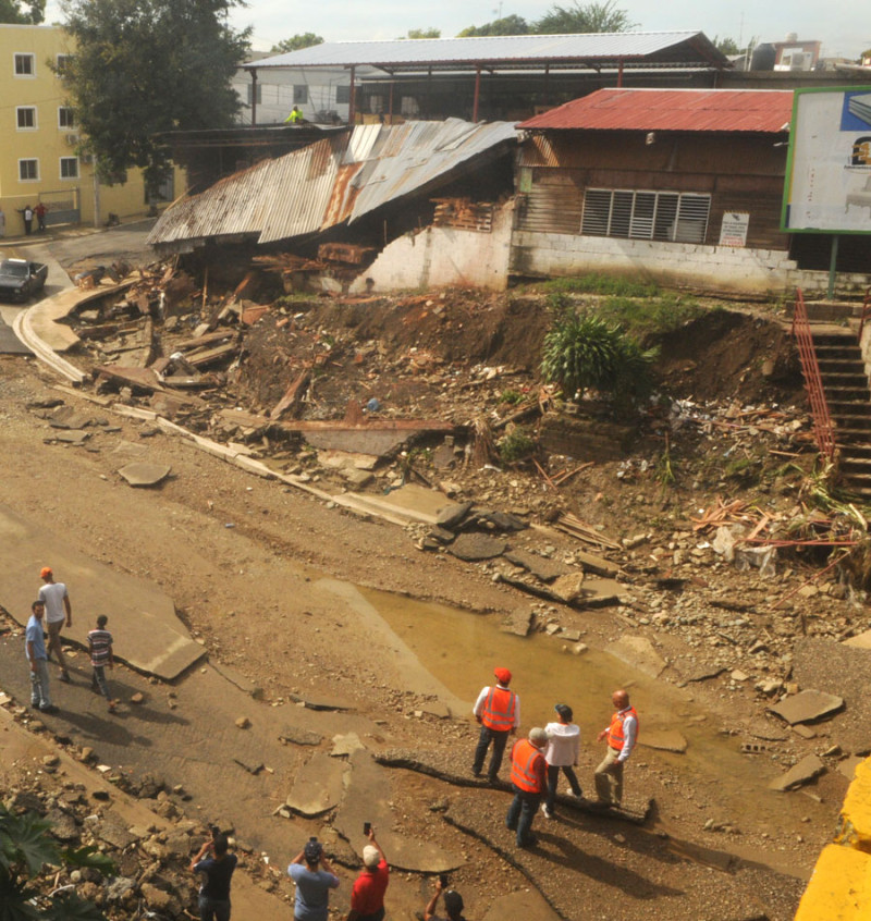 Desastre. Autoridades y miembros de organismos de socorro comenzaron ayer a hacer los levantamientos de los daños dejados por María en Santiago para encarar la labor de recuperación.
