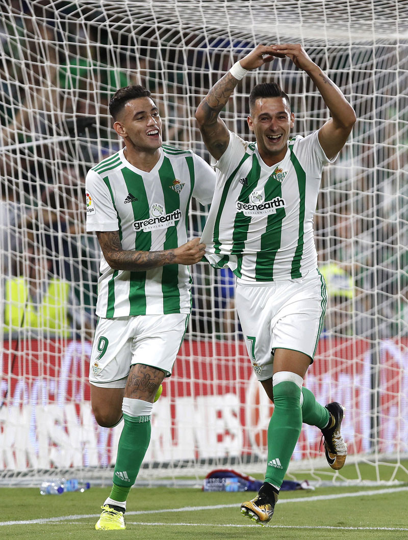 Los jugadores del Betis, Sergio León, a la derecha, y Antonio Sanabria, celebran el tercer gol del equipo durante el encuentro correspondiente a la sexta jornada de primera división frente al Levante.