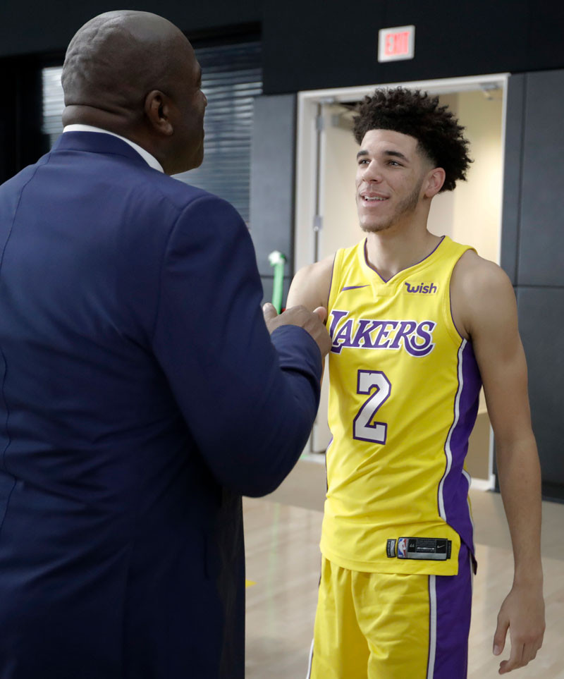 Lonzo Ball saluda a Magic Johnson durante el día con la prensa del equipo de los Lakers de Los Angeles, de la Conferencia Oeste de la NBA.