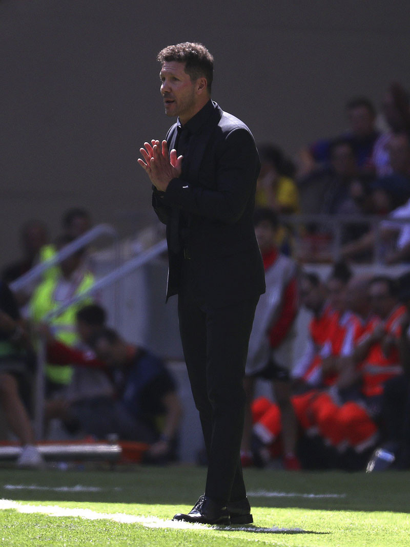 El entrenador argentino del Atleti, Diego Pablo Simeone, da indicaciones a sus jugadores durante el partido ante el Sevilla.