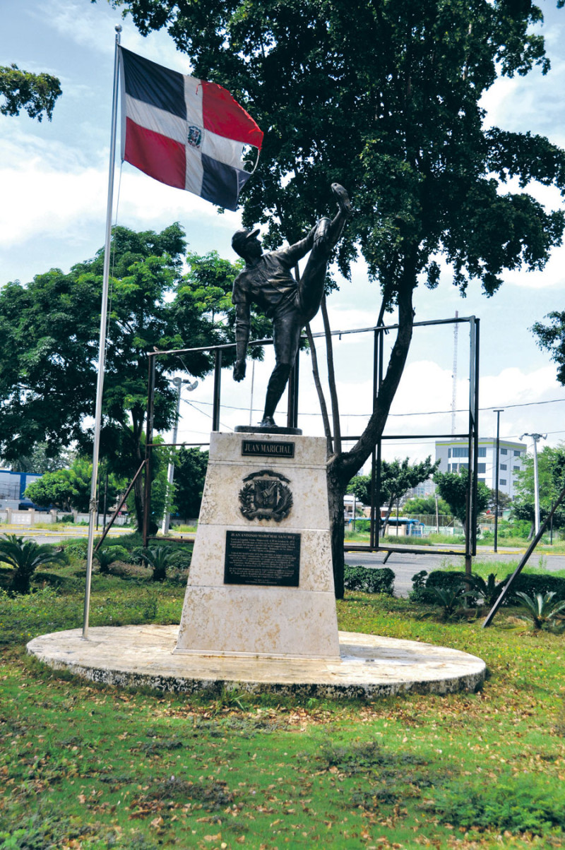 La Bandera Nacional colocada sobre el busto del inmortal Juan Marichal se encuentra en deplorables condiciones.