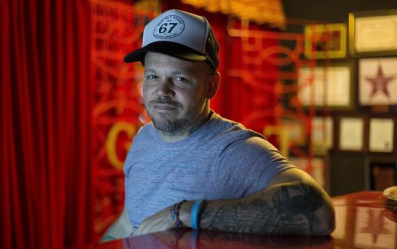 Con su primera producción en solitario post-Calle 13, Residente recibió nueve nominaciones a los Latin Grammy, incluyendo a grabación, canción y álbum del año.