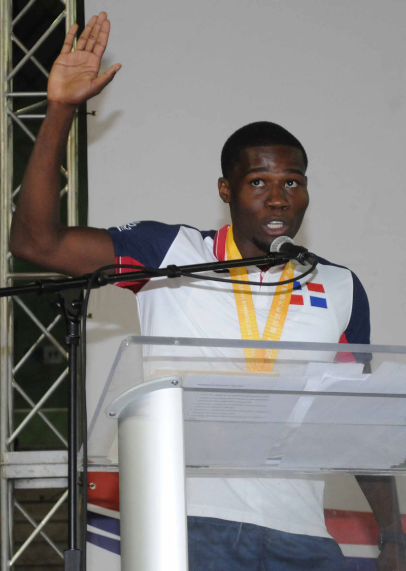 Luis Charles, una de las figuras emergentes del atletismo nacional, realiza el juramento deportivo.