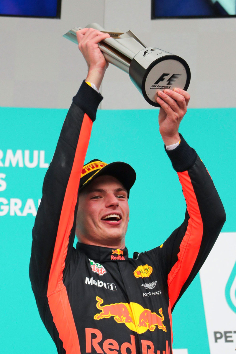 Max Verstappen, conductor holandés de Red Bull, festeja con el trofeo que ganó tras terminar en el primer lugar del Gran Premio de Fórmula Uno en Malasia.