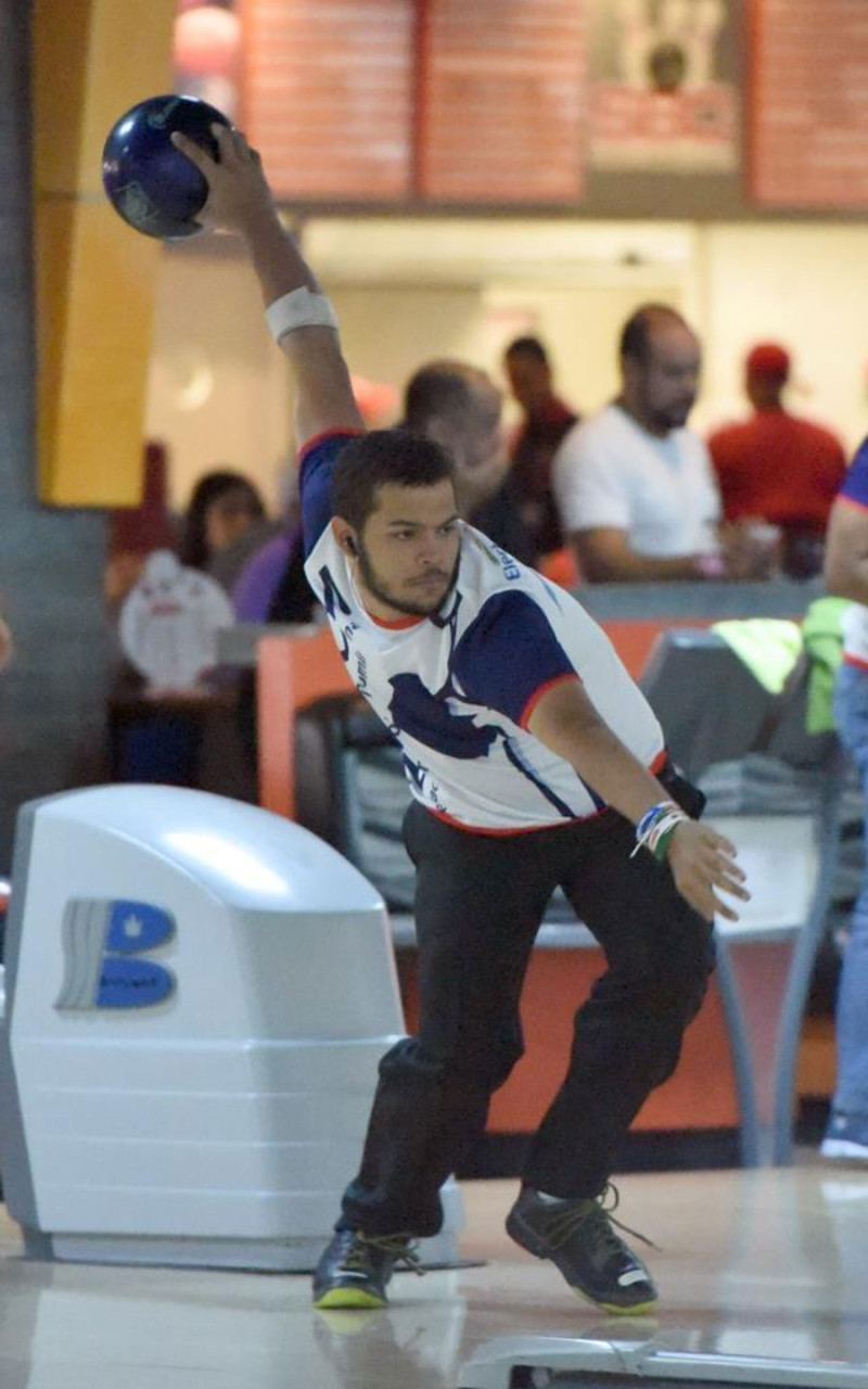 Gregory Morín se dispone realizar un lanzamiento durante la celebración del torneo nacional de boliche.