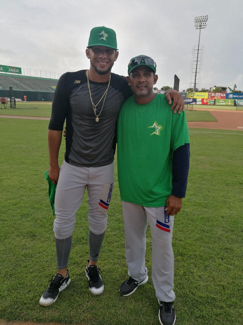 Tatis. Fernando Tatis Jr. junto a su padre, el coach Fernando Tatis.