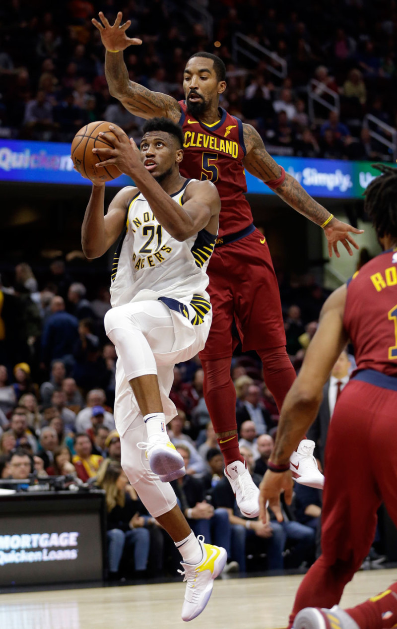 Thaddeus Young, de los Pacers de Indiana, dispara frente a JR Smith, de los Cavaliers de Cleveland, en la segunda mitad del encuentro de anoche.