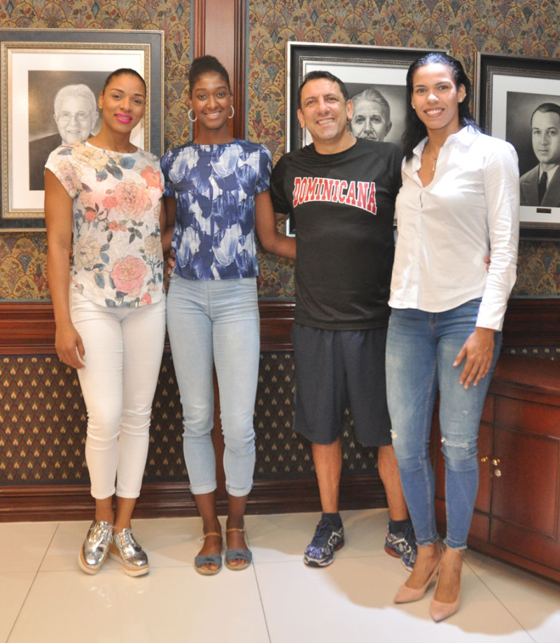 Las jugadoras del seleccionado de voleibol Gina Mambrú, Yineiry Martínez y Niverka Marte junto al entrenador Marcos Kwiek, durante una entrevista en el Café Deportivo de LISTIN DIARIO junto a los periodistas Freddy Tapia y Yoel Adames.