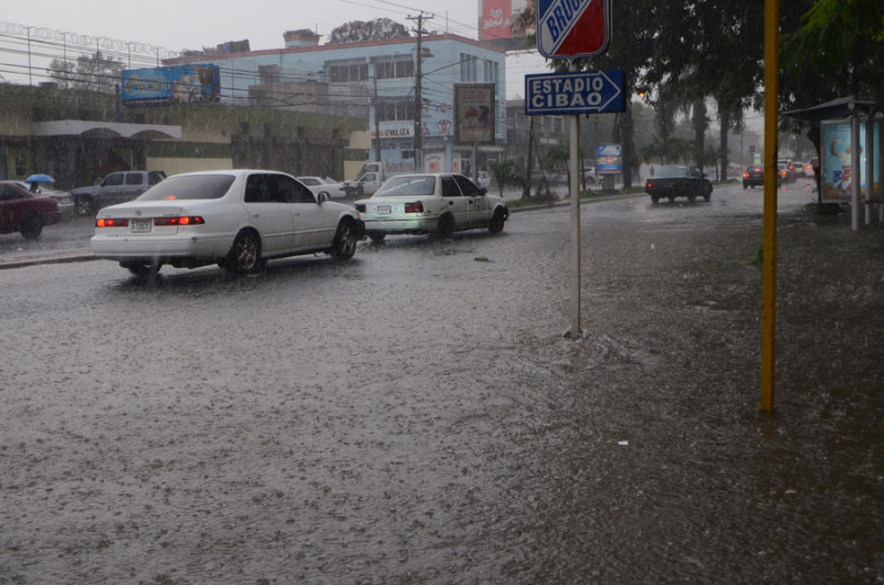 Inundaciones. En ciudades del Cibao se registraron inundaciones debido a los fuertes aguaceros provocados por una vaguada.