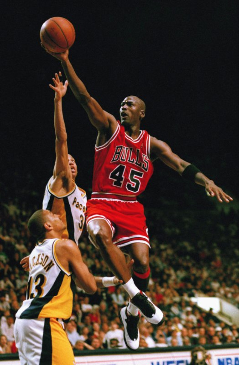 En esta foto de archivo del 19 de marzo de 1995, Michael Jordan, de los Bulls de Chicago, dispara frente a Reggie Miller y Mark Jackson (13), de los Pacers de Indiana (AP Foto/Michael Conroy)