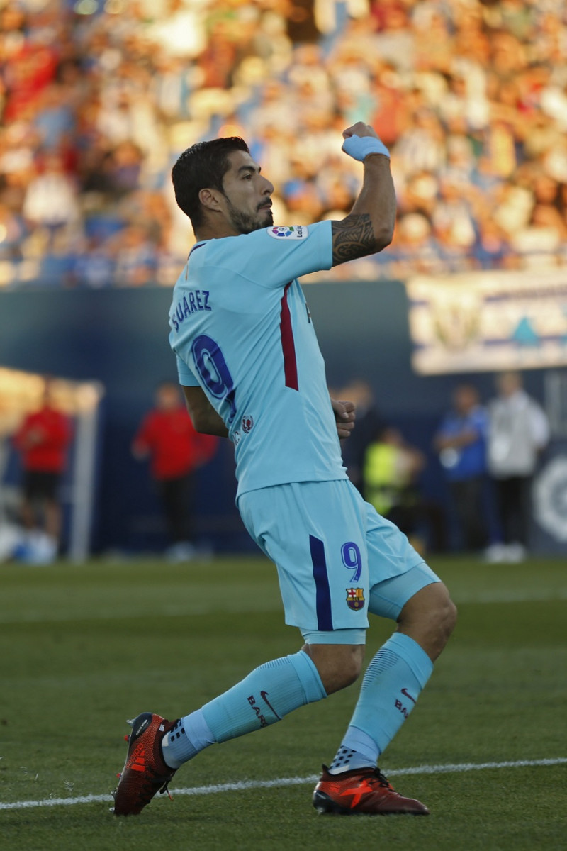 Luis Suárez celebra luego de anota su primer gol del encuentro entre Barcelona y Leganés.