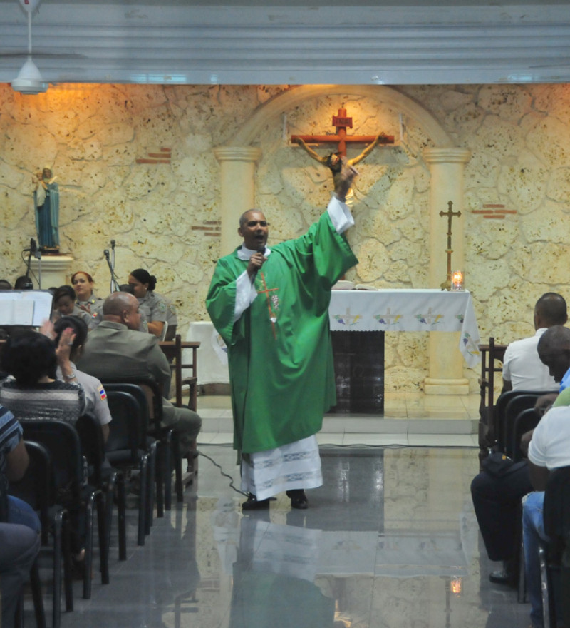 Misa. El diácono Carlos Vélez, durante la misa.