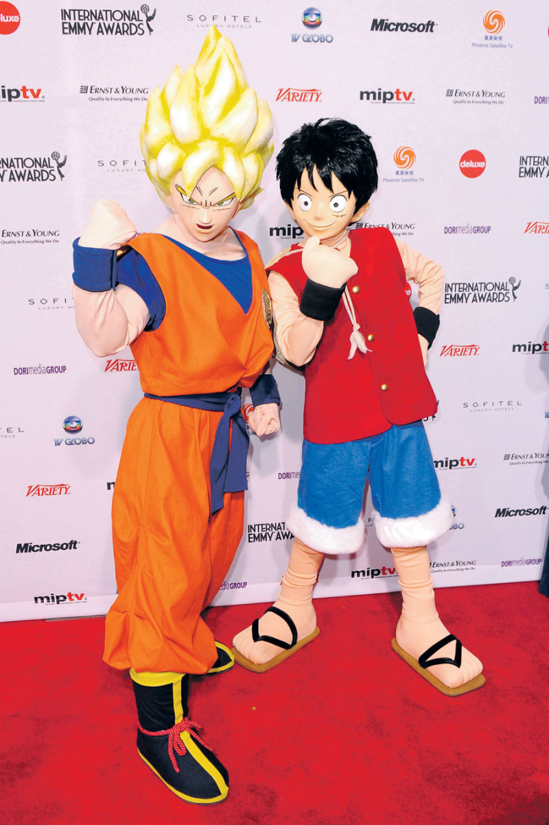 Gente. Dos personas disfrazadas como Luffy y Goku (izquierda), de "Dragon Ball" y "One Piece".