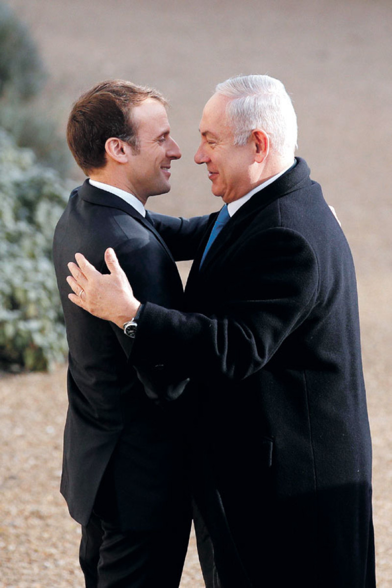 Saludo. Macron le propuso a Netanyahu detener la construcción de asentamientos.