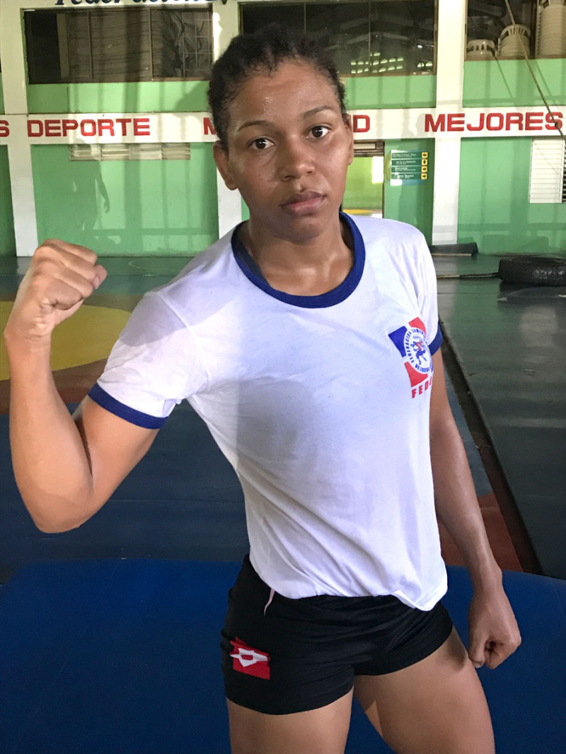Jessica Oviedo posa para Listín Diario, luego de terminar una sesión de entrenamiento en el pabellón de lucha del centro olímpico Juan Pablo Duarte.