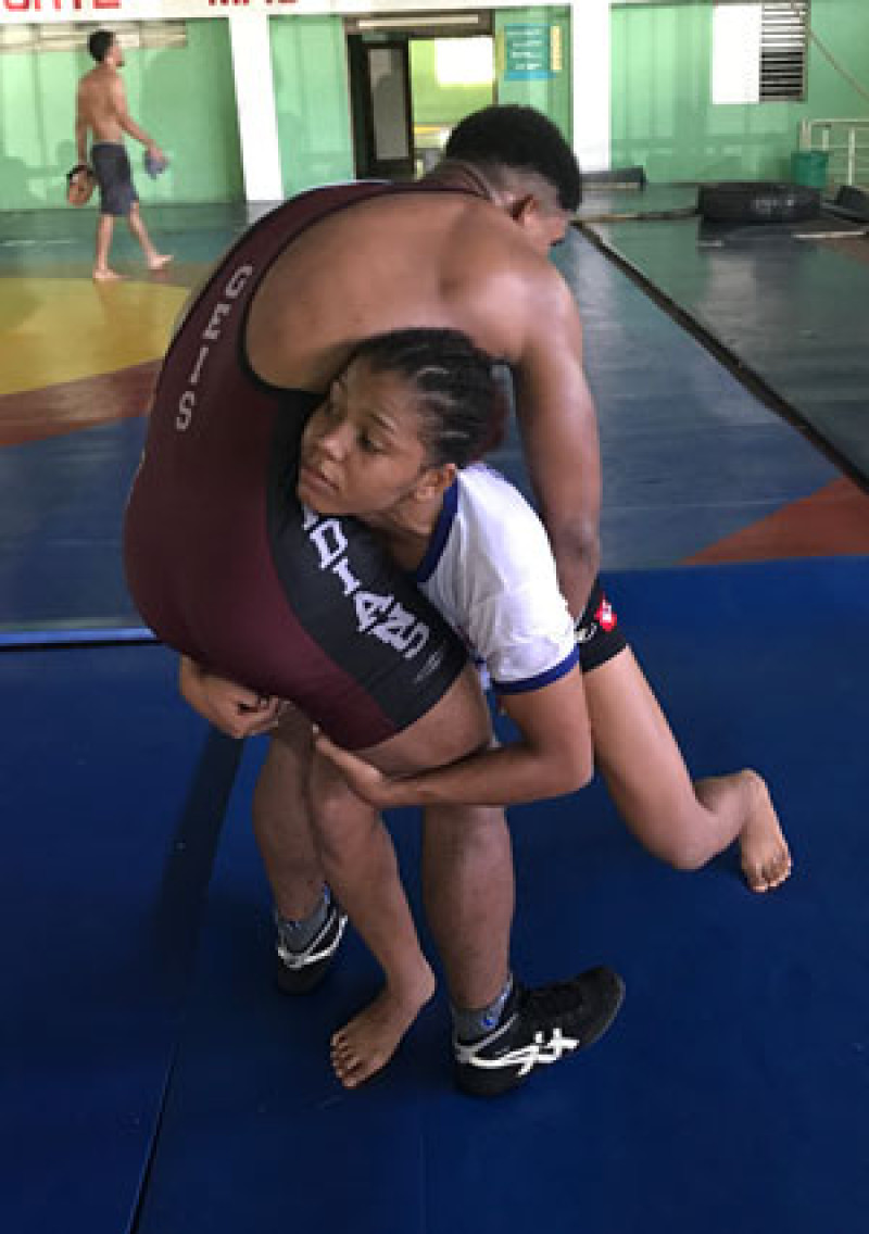 La luchadora Jessica Oviedo trabaja duro en su preparación para mejorar su rendimiento y aspirar a ganar una medalla en los eventos del Ciclo Olímpico.