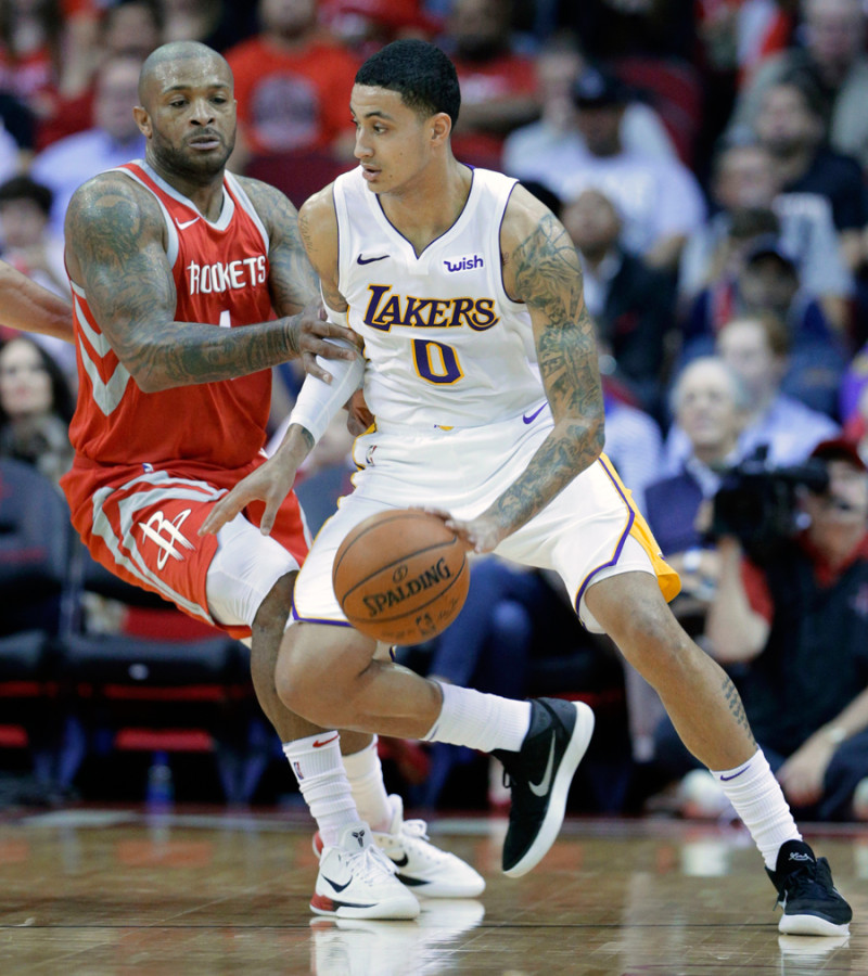 Kyle Kuzma, de los Lakers de Los Angeles, maneja el balón ante la defensa de P.J. Tucker, de los Rockets, en acción del partido de la NBA del miércoles por la noche.