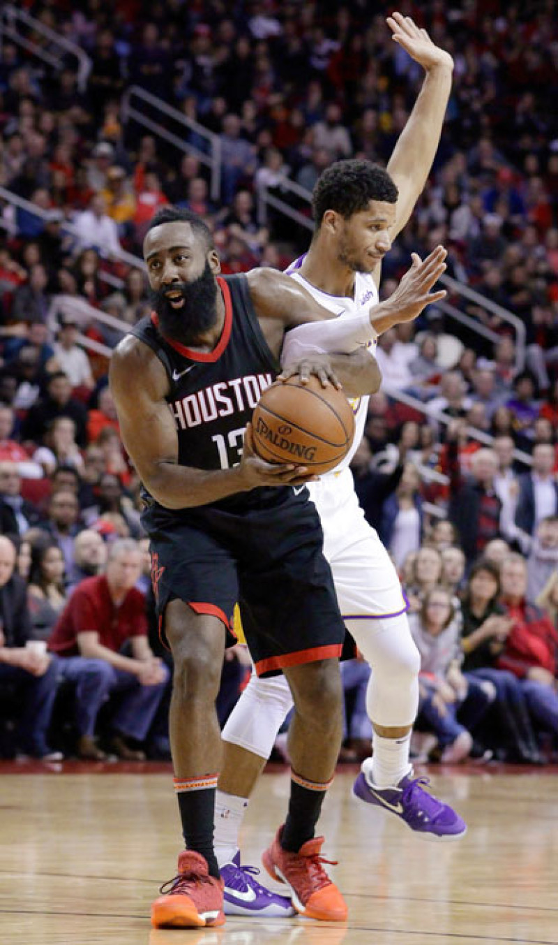 James Harden (13), de los Rockets de Houston, recibe una falta de Josh Hart, de los Lakers de Los Angeles, durante la segunda mitad del partido del pasado domingo en el baloncesto de la NBA.