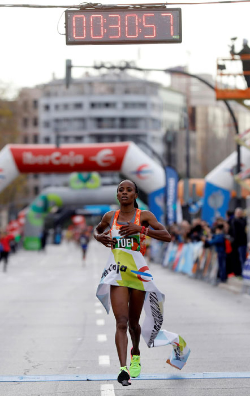 La corredora keniata Sandra Chebet a su llegada a meta como primera clasificada en la prueba 10K Valencia Ibercaja que ha reunido a 13.000 atletas.