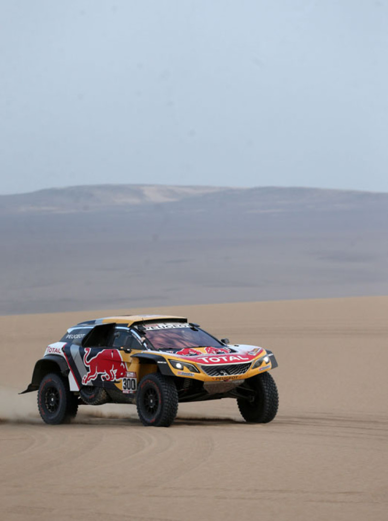 Stephane Peterhansel aparece en su vehículo durante una de las etapas del Rally Dakar.