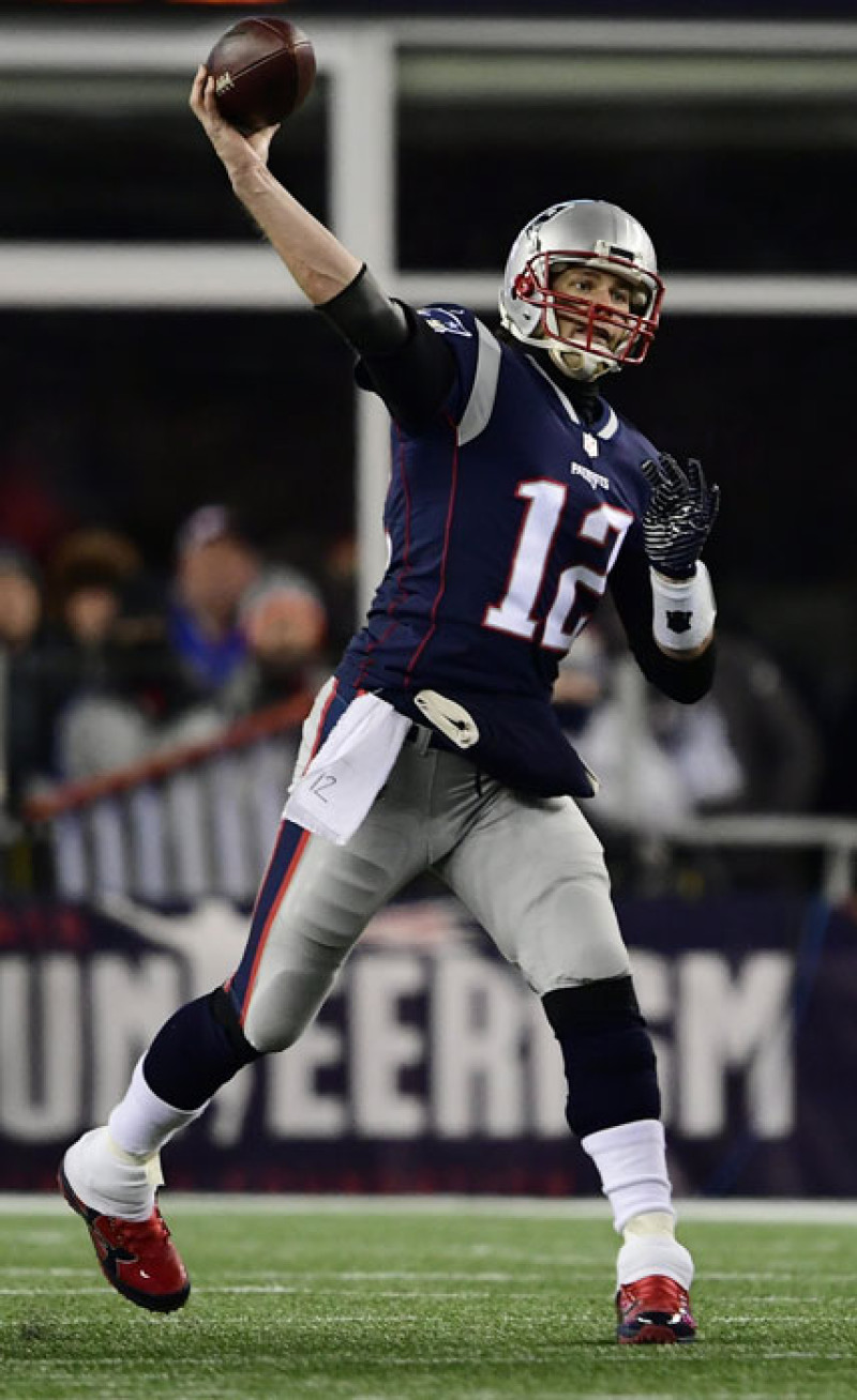 Tom Brady, al momento de dar un pase para un touchdown en la victoria de su equipo sobre los Titans.